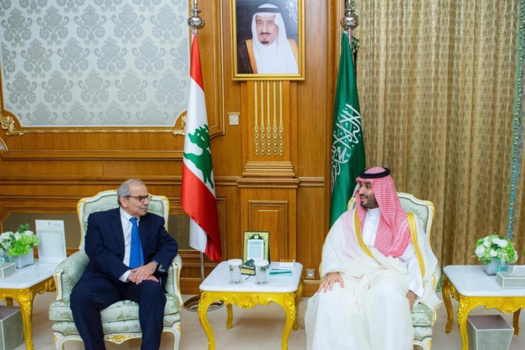 نواف سلام في السعودية... ماذا دار في كواليس الزيارة؟ ولي العهد السعودي ورئيس الجمهورية اللبنانية (واس/ رويترز)