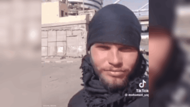 يظهر المقاتل إلى جوار برج كورثنيا