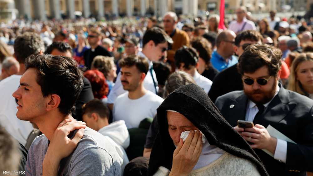 الجمهور يلقي نظرة الوداع على البابا فرنسيس تجمع الجمهور في ساحة القديس بطرس لتوديع البابا