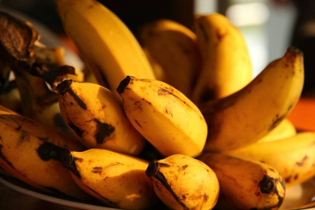 الموز يتفوق على الملح في ضبط ضغط الدم الموز غني بمضادات الأكسدة التي تساعد في خفض أخطار الإصابة بأمراض عدة (صور أنسبلاش)