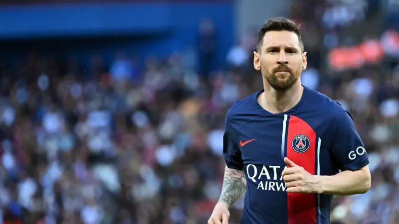 ميسي: كنت أريد العودة إلى برشلونة، ولم أشعر بالراحة في باريس النجم الأرجنتيني ليونيل ميسي