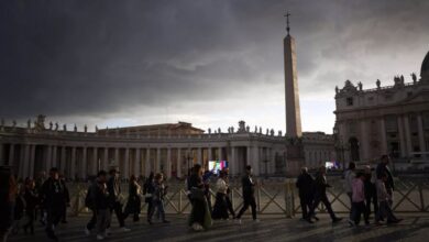 أشخاص يسيرون لدخول كاتدرائية القديس بطرس لتقديم واجب العزاء للبابا فرانسيس الراقد في الفاتيكان، الخميس 24 أبريل/نيسان 2025. - Copyright Emilio Morenatti/Copyright 2025 The Ap. All Rights Reserved