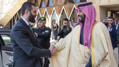 العهد السعودي الأمير محمد بن سلمان يستقبل الرئيس السوري الانتقالي أحمد الشرع، على اليسار، عند وصوله إلى القصر الملكي في الرياض، السعودية، يوم الأحد 2 فبراير 2025 - Copyright Saudi Ministry of Media via AP Copyright Saudi Ministry of Media via AP