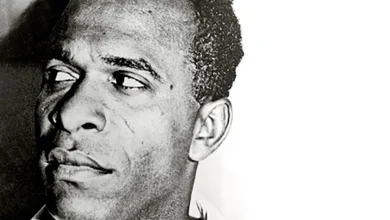 تصدّر كتاب فرانز فانون «معذبو الأرض» (1961) قائمة الكتب الأكثر مبيعاً في فرنسا