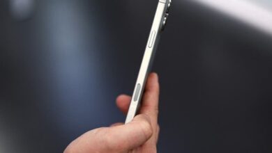 صورة هاتف آيفون 16 برو ماكس (رويترز)