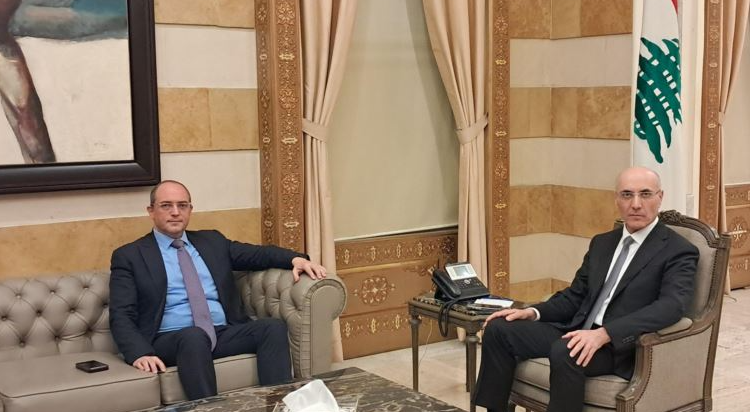 وزير الداخلية بحث ورئيس التفتيش المركزي القاضي جورج عطية في تعزيز التعاون وزير الداخلية والبلديات أحمد الحجار في مكتبه