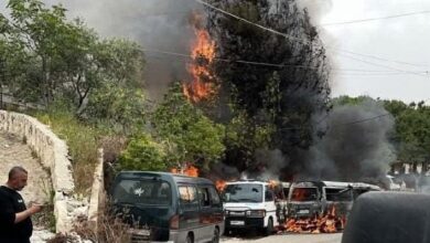 عاجل  اندلاع حريق كبير مقابل مدارس الإمام المهدي - الغازية طال عددا من فانات نقل الطلاب