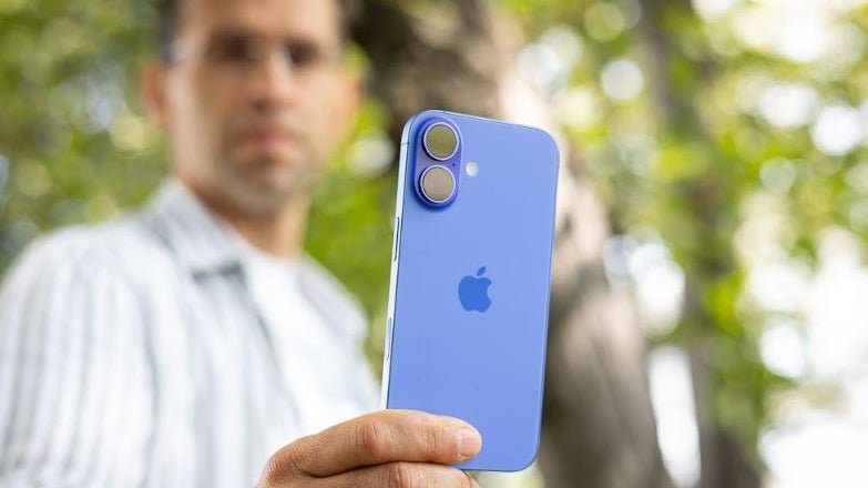 تحذيرات من تحديث iOS 18.4.1: هل يتسبب فعلاً في "قتل" بعض أجهزة آيفون؟ Users-claim-iOS-update-
