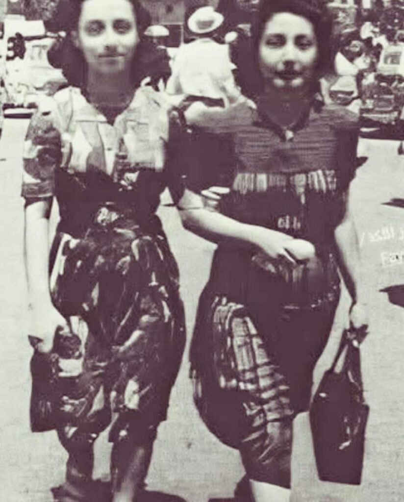هذه الصورة في اواخر الخمسينات وتبدو فيها فيروز مع والدتها في ساحة الشهداء ... وتبقى الذكريات ...