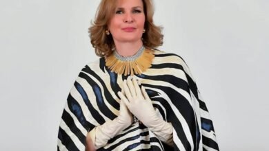 الفنانة يسرا