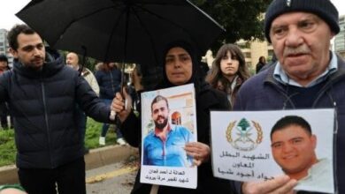 محتجون متجمعون خارج المديرية العامة لأمن الدولة في بيروت في 14 كانون الثاني/يناير 2021 احتجاجا على توقيف وليام نون شقيق أحد ضحايا فوج الإطفاء جراء انفجار مرفأ العاصمة اللبنانية afp_tickers