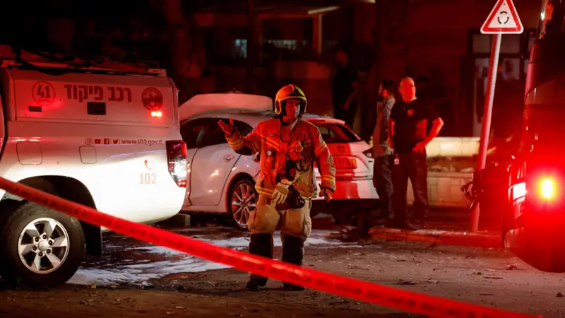 نتنياهو يهدد بـ"رد قوي" على إطلاق صواريخ صوب إسرائيل Reutersالتعليق على الصورة،رجل إطفاء يقف في موقع سقوط صاروخ أطلق من قطاع غزة باتجاه إسرائيل في عسقلان.
