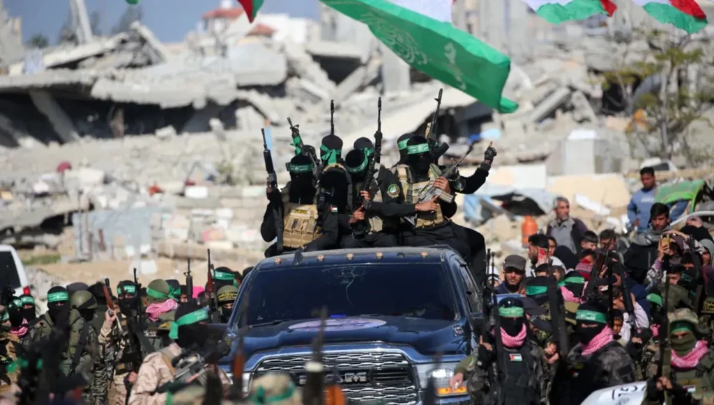 إعلام عبري: حماس تسعى إلى محاكاة نموذج حزب الله في لبنان مقاتلون من "حماس" يؤمّنون منطقة في خان يونس جنوب غزة قبل تسليم أسرى إسرائيليين في 15 شباط. (ا ف ب)