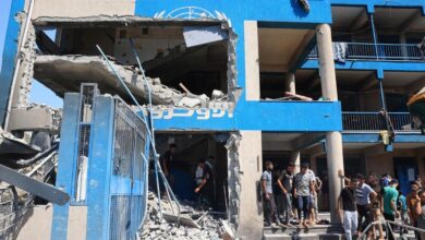 فلسطينيون يعاينون الأضرار التي أعقبت القصف العسكري الإسرائيلي على مدرسة أبو عريبان التابعة للأونروا والتي تأوي الآلاف من النازحين في مخيم النصيرات للاجئين وسط قطاع غزة. 14 يوليو 2024، في ظل استهداف مستمر لمدارس النازحين من قبل الجيش الإسرائيلي. AFP - EYAD BABA
