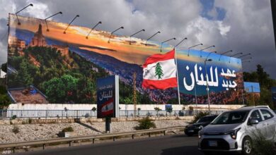 لوحة إعلانية على طريق مطار بيروت.. أرشيفية
