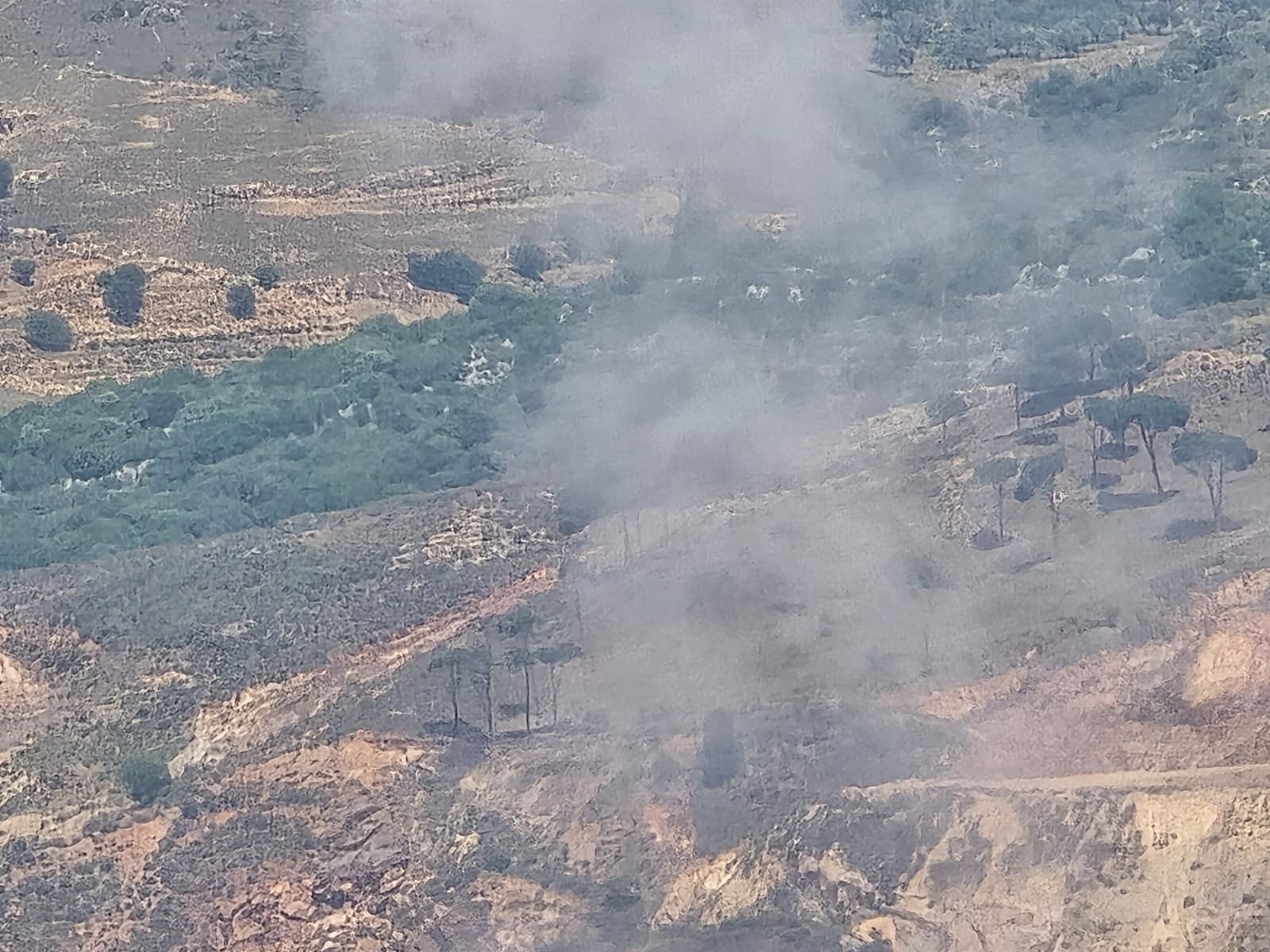 تصاعد سحب من الدخان جرّاء تفجير الجيش اللبناني صواريخ غير منفجرة في حقل القليعة محيط نهر الليطاني " جسر الخردلي" تصاعد سحب من الدخان جرّاء تفجير الجيش اللبناني صواريخ غير منفجرة