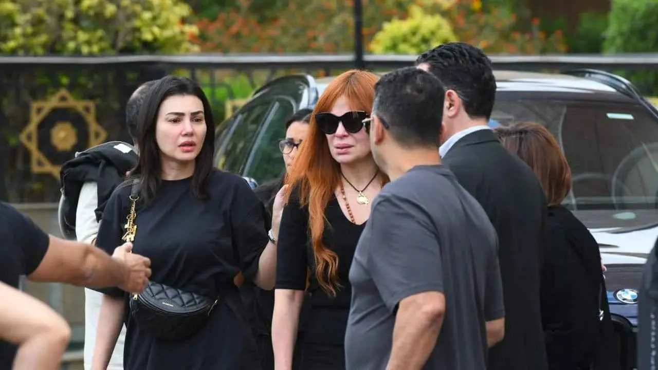 على هامش عزاء وليد مصطفى.. مصالحة بين أليسا وكارول سماحة عزاء زوج كارول سماحة