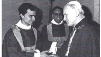 صورة نادرة للبابا الجديد لاون الرابع عشر مصافحا البابا القديس يوحنا بولس الثاني