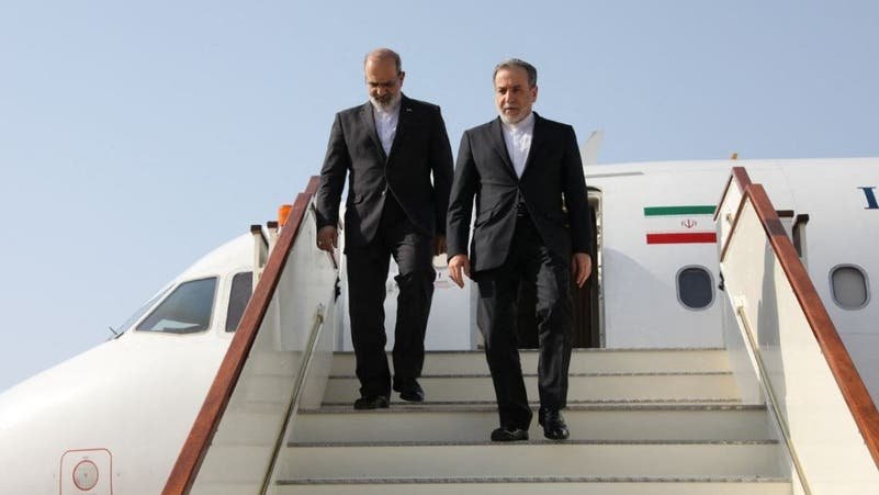 عراقجي: صور أقمار تنشر دورياً لإثارة المخاوف بشأن إيران وزير الخارجية الإيراني عباس عراقجي لدى وصوله إلى مسقط في 24 أبريل الماضي (أرشيفية - فرانس برس)